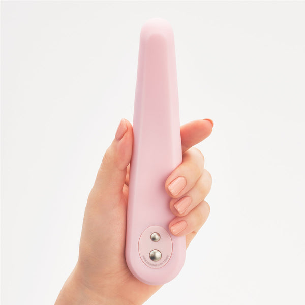 iroha FIT MIKAZUKI NADESHIKO COLOR 手持示範,展示符合人體工學的纖薄設計