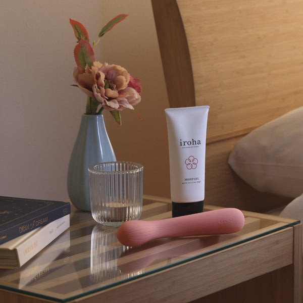 iroha mai TOKI 震動棒與潤滑凝膠放置於床頭櫃上,營造高級舒適氛圍