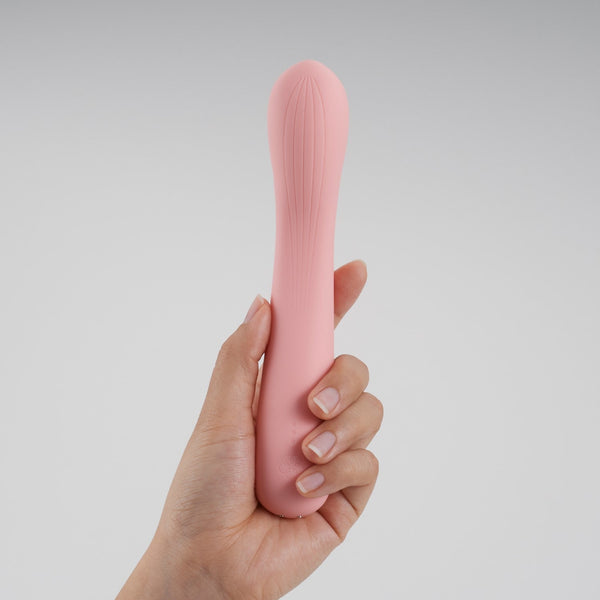 使用者手握 iroha mai TOKI 震動棒,展示符合人體工學的握感