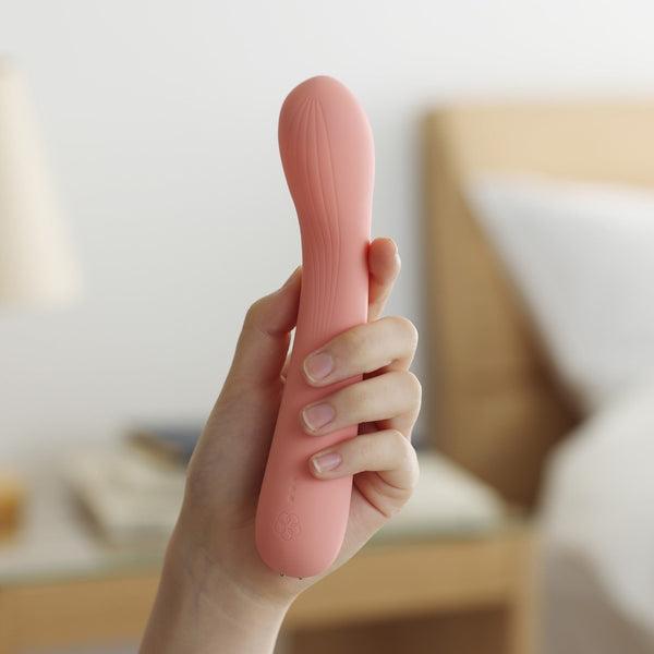 手持 iroha mai TOKI 震動棒,展示其流線型設計與柔軟材質