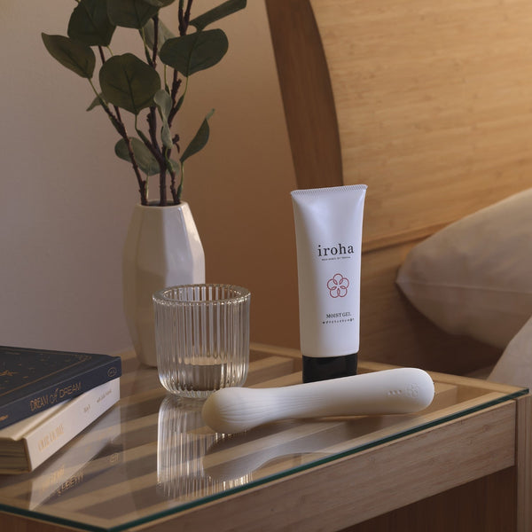 Iroha Mai TSURU 震動棒擺放於床頭櫃,搭配潤滑凝膠與溫馨居家佈置,營造舒適氛圍。