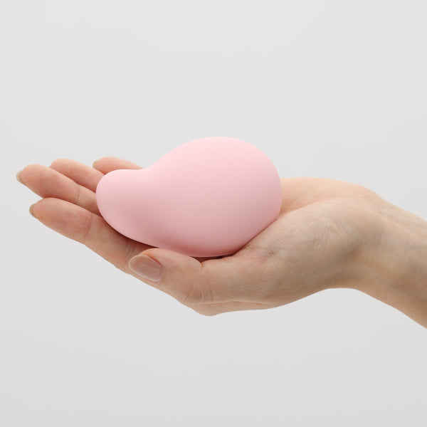 iroha MIDORI 撫子花色震動器放在手掌上,輕巧便攜