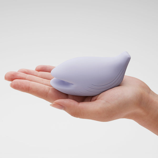 iroha+ YORU 扭動巨鯨震動器(Violet 紫色)手持展示