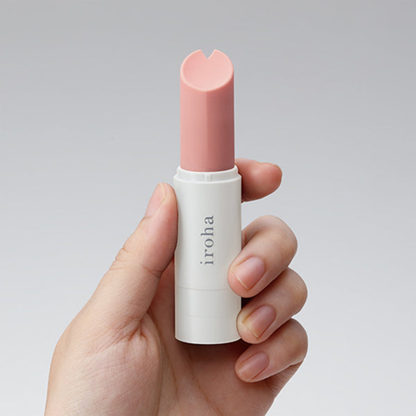 手握 iroha stick 甜心粉 × 白 震動棒,展示其輕巧便攜的尺寸