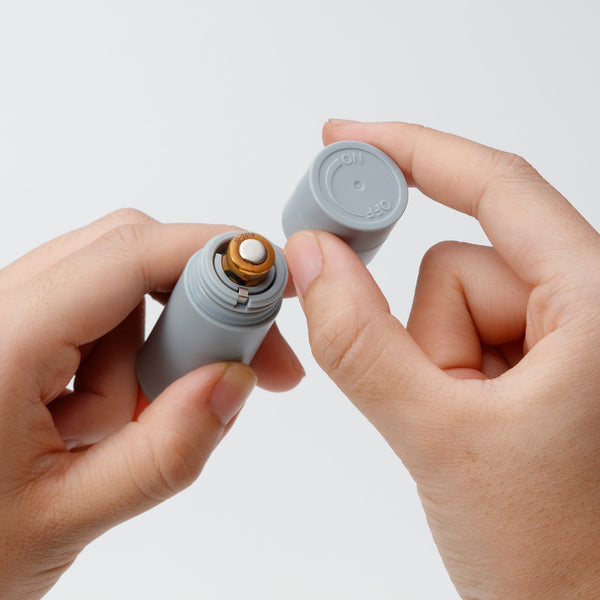 iroha stick 珊瑚粉 × 灰 震動棒更換電池展示,採用旋轉式開關