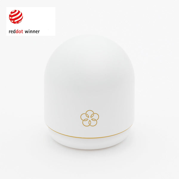 iroha temari KAZE 風情 震動按摩器,柔和白色外殼,點綴金色 logo,典雅時尚