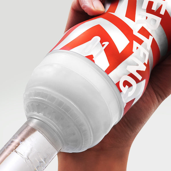 SUPER TENGA 底部真空閥結構近距離示意,透過加強氣壓控制設計,提升吸附穩定度,帶來更強烈而持續的真空包覆感
