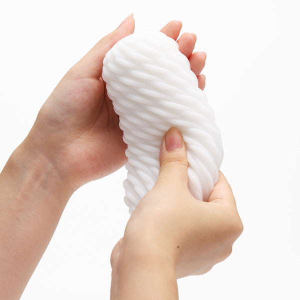 TENGA 3Dx FLOW 飛機杯高彈性啫喱材質示範,流線螺旋結構帶來柔滑連續刺激體驗