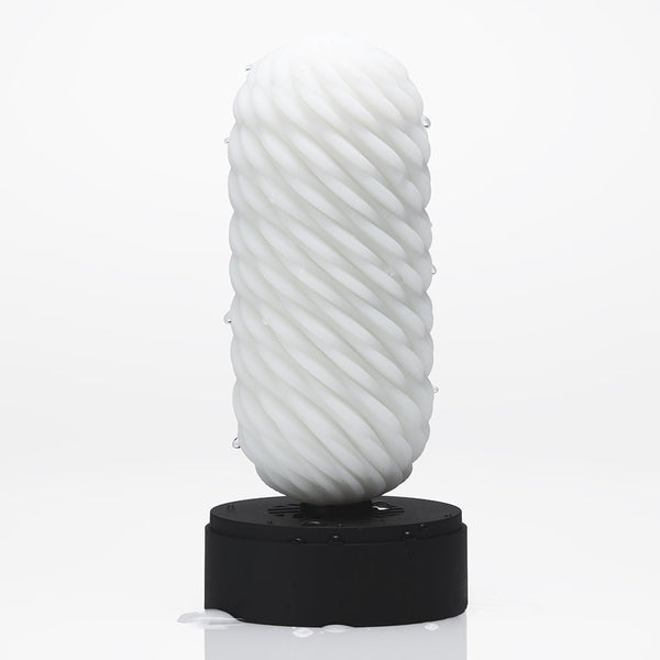 TENGA 3Dx FLOW 螺旋紋路飛機杯外觀展示圖,搭配專屬底座方便晾乾與收藏