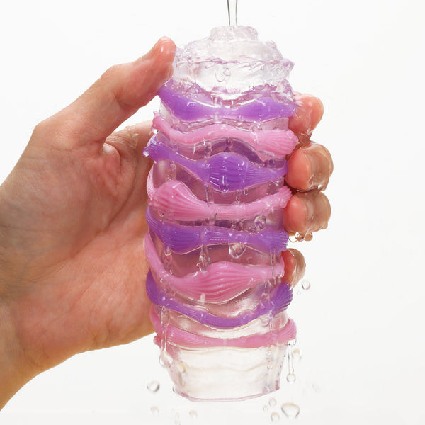 TENGA ARTE DRAPE 在流水下清洗,透明柔軟材質便於清潔與維護。