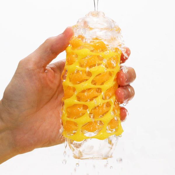 TENGA ARTE TWEED 清洗示範,水流沖洗柔軟膠體,易於維護與重複使用。