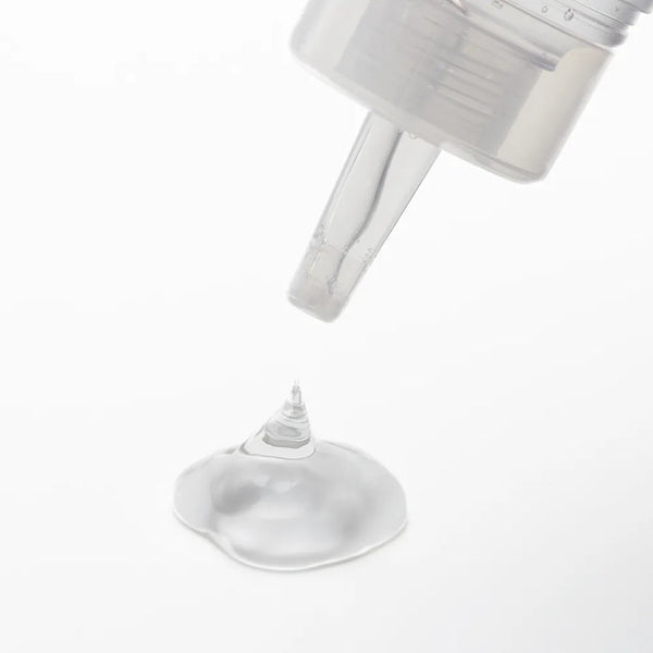 TENGA Lotion潤滑液滴落展示,顯示出其細緻流動性和柔滑質地,適合提供舒適的潤滑體驗。