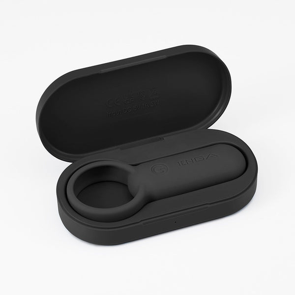 TENGA paiRING BLACK 黑色情侶環放置於充電盒內