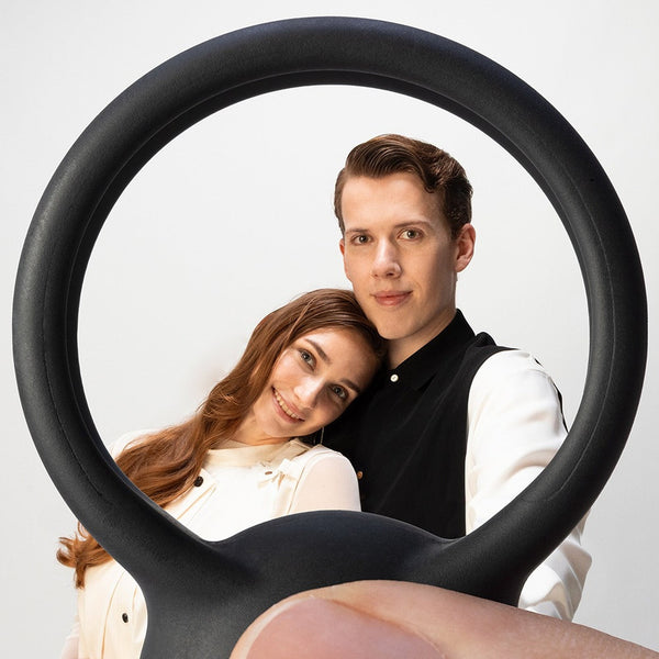 伴侶與 TENGA paiRING BLACK 黑色情侶環合照