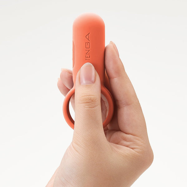 手持 TENGA paiRING CORAL 珊瑚橙色情侶環
