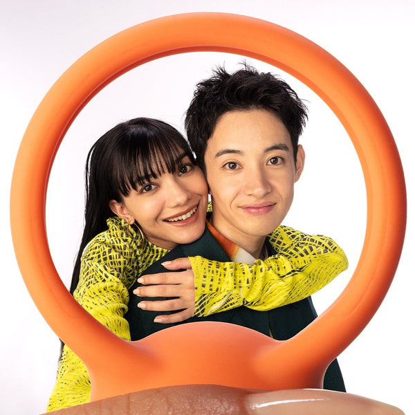 伴侶與 TENGA paiRING CORAL 珊瑚橙色情侶環合照