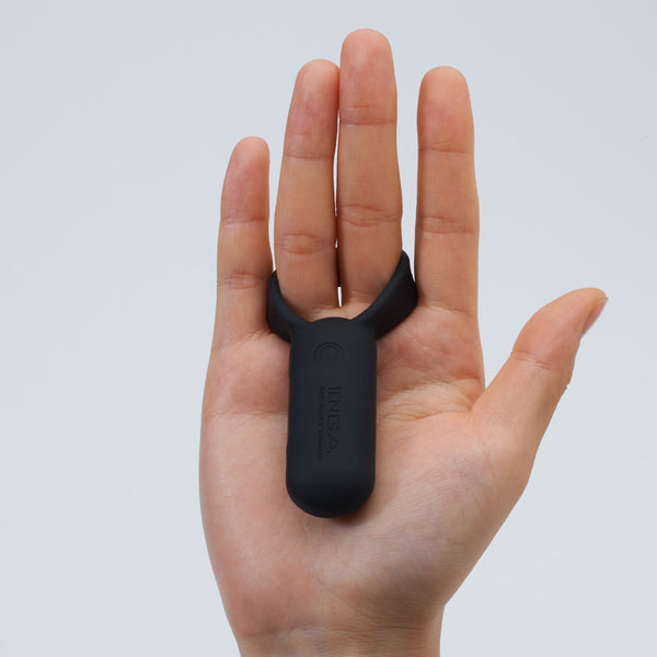 TENGA SVR BLACK 放在手掌中,展示其輕巧便攜設計
