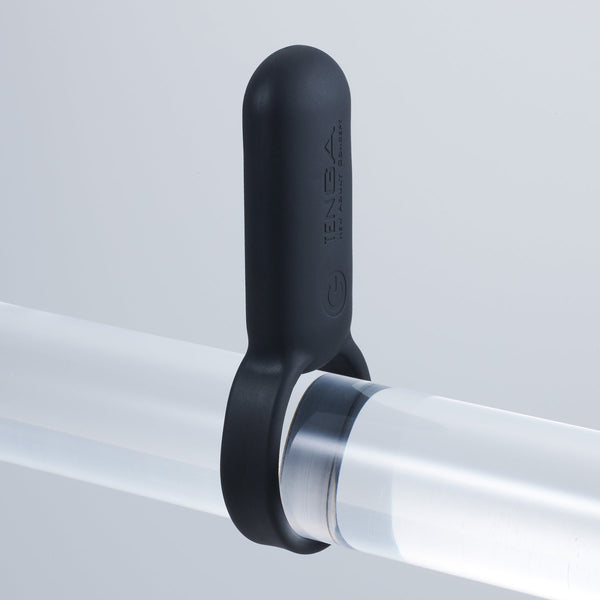 TENGA SVR BLACK 展示於透明管上,展示彈性與適應性