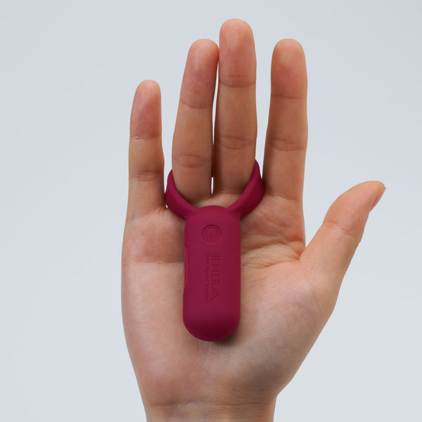 TENGA SVR CARMINE 振動環展示於手掌,展現其輕巧設計。