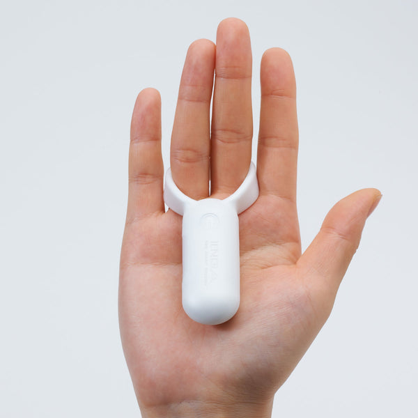 TENGA SVR PEARL WHITE 放在手掌中,展示其輕巧便攜設計