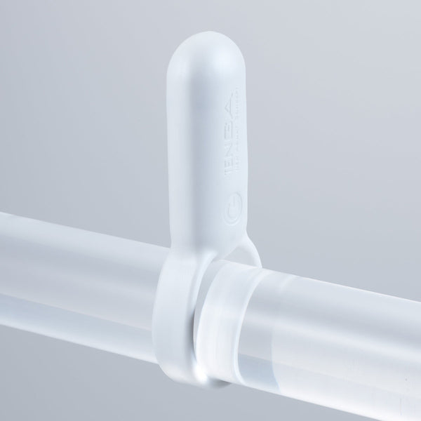 TENGA SVR PEARL WHITE 展示於透明管上,展示彈性與適應性