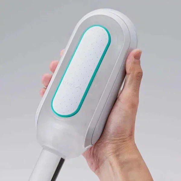 手持 TENGA TIMING TRAINER KEEP,展示產品的輕巧與使用便利性。