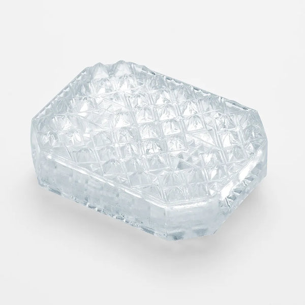 TENGA UNI DIAMOND 側面特寫,清晰呈現三角形切割細節和鑽石般的質感。