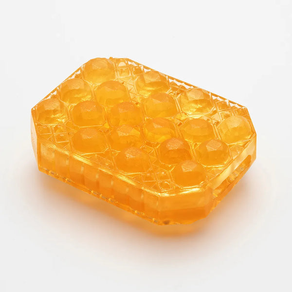 TENGA UNI TOPAZ 黃寶石的側面視圖,展示內部連續的圓形紋理細節,質感柔軟且透明。