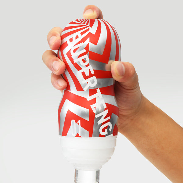 SUPER TENGA 外殼加壓示意，透過手握擠壓控制杯身壓力，呈現系列主打的高彈性結構與更強包覆感體驗