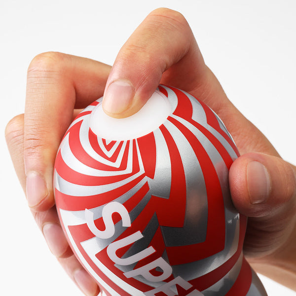 SUPER TENGA 系列杯身頂部按壓設計，展示柔軟材質與升級外殼結構，帶來更直接的按壓回饋與扎實手感