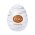TENGA EGG SILKY 飛機蛋外觀包裝正面圖，白色蛋形搭配金色絲線設計，展現典雅風格