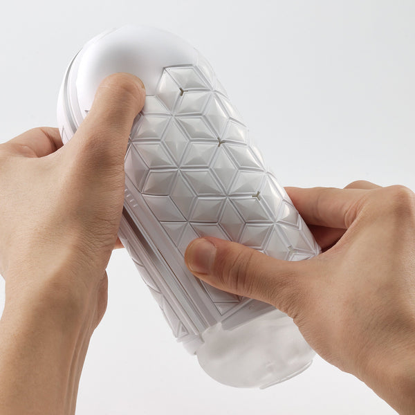 TENGA FLIP FLEXY 飛機杯以雙手按壓外殼，展示可變形外殼結構與握感設計